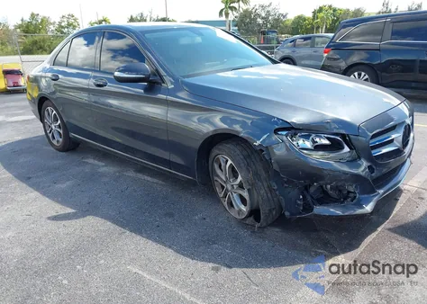 2015 Mercedes-Benz C 300 из США, поврежденный, VIN 55SWF4JB3FU051243